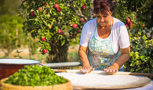 Kvinna förbereder mat i Kroatien