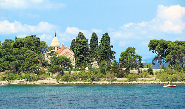 Monument i staden Supetar p n Brac, Kroatien