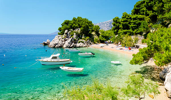 Vacker strand p� Makarska Rivieran, Kroatien