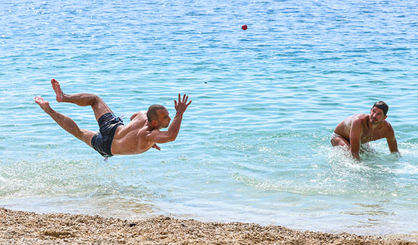 Män badar på strand i Split, Kroatien