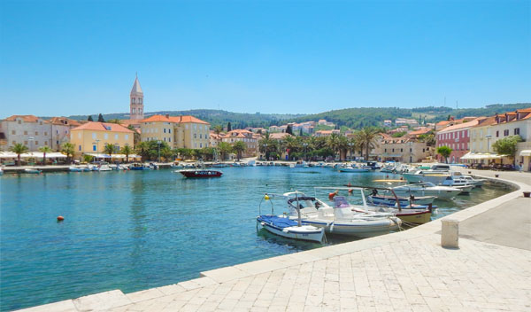 Hamnstaden Supetar på ön Brac, Kroatien