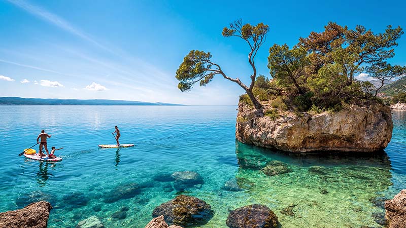 Tv personer paddlar p havet i vackra Kroatien