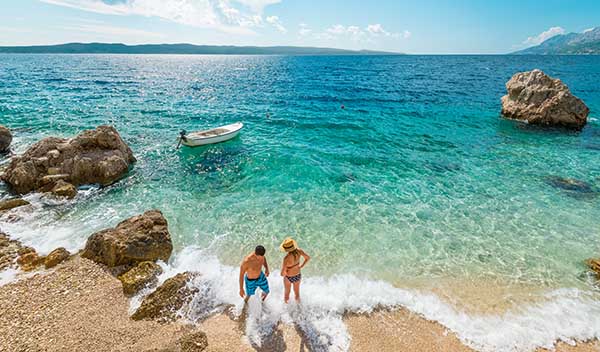 Strand på Makarska Riviera Par på strand i Kroatien