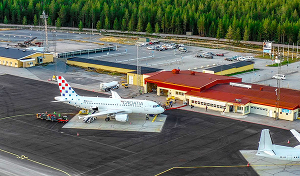 croatia airlines flygplan på örnsköldsvik flygplats